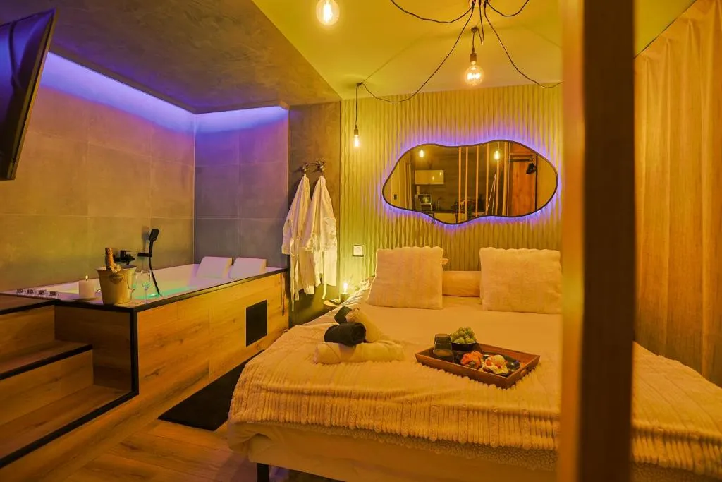 Ambiance Chalet Jacuzzi, gîte avec spa à Saint-Étienne - photo 3 sur 12