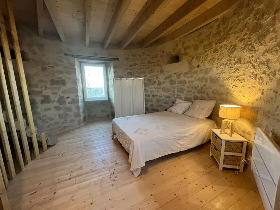 Ancien moulin à vent - jacuzzi et piscine privée (Neuvy-Bouin, Deux-Sèvres)