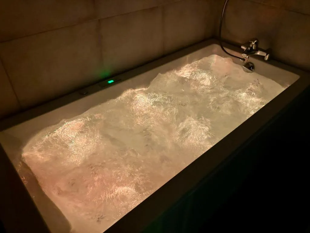 Appartement balnéo du Puy - Lit king size et baignoire balnéo (Aiguilhe, Haute-Loire)