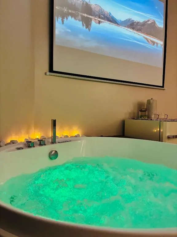 Appartement cinéma et jacuzzi, gîte avec spa à Pesmes - photo 3 sur 11