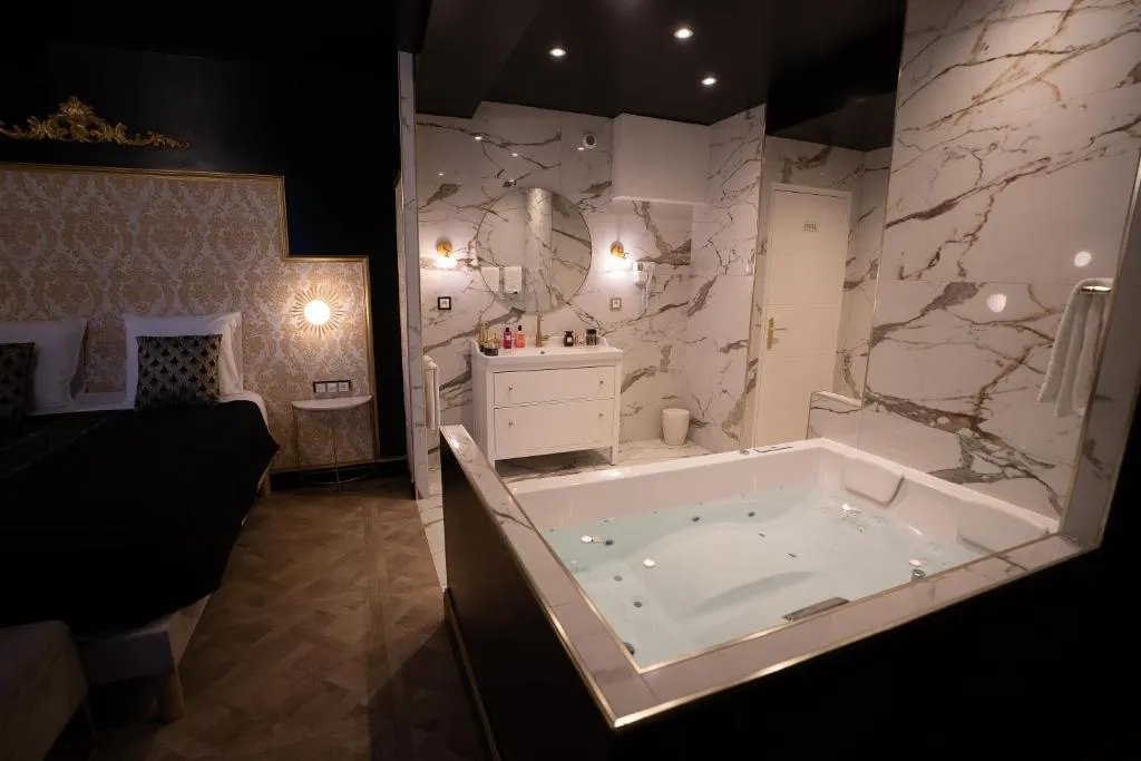 Appartement d'Exception Jacuzzi, gîte avec spa à Villefranche-sur-Saône - photo 3 sur 12