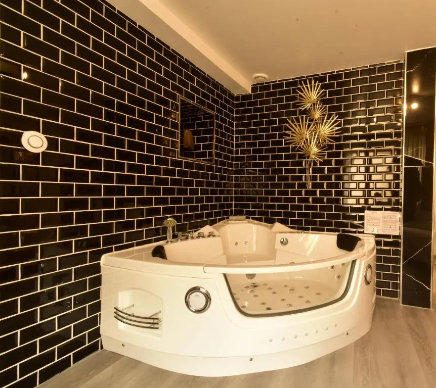Appartement Gold & Night - Bain à remous privatif en rez-de-chaussée (Verneuil d'Avre et d'Iton, Eure)