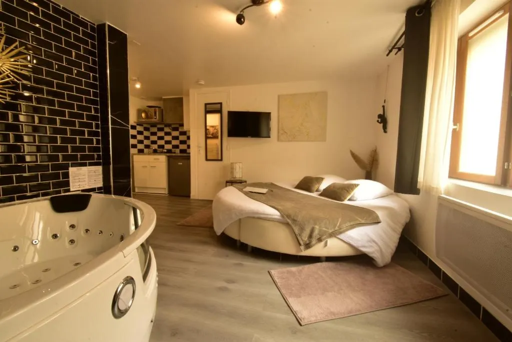 Appartement Gold & Night, gîte avec spa à Verneuil d'Avre et d'Iton - photo 2 sur 7