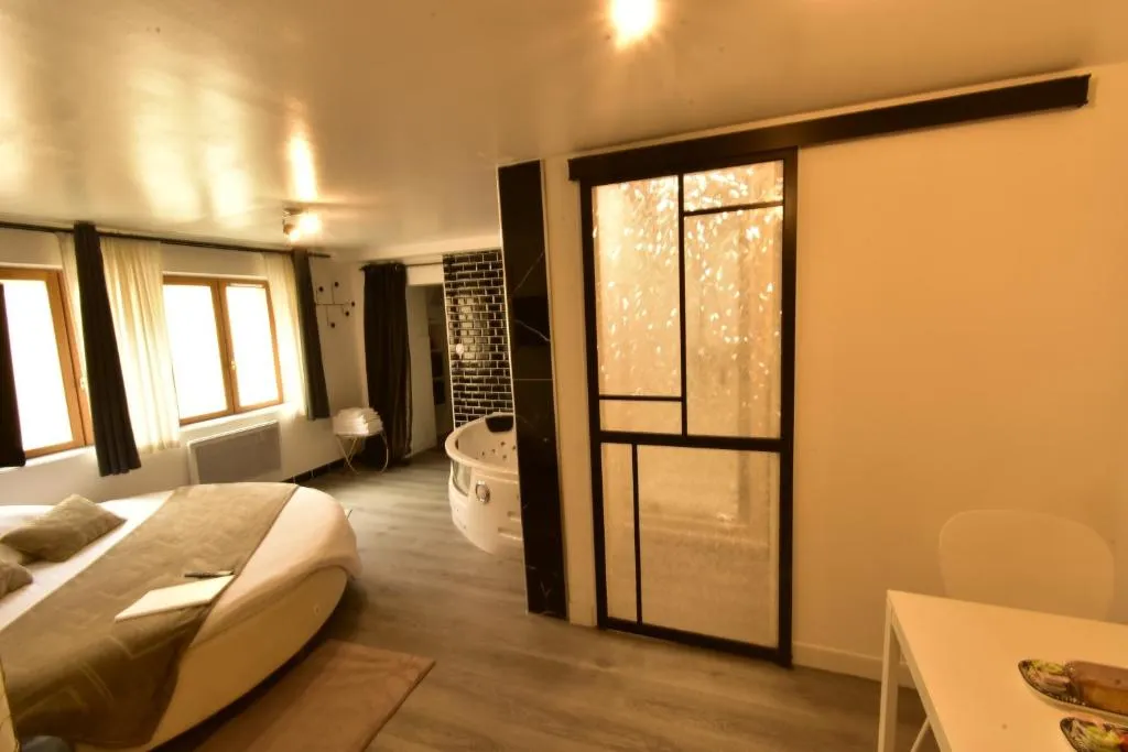 Appartement Gold & Night, gîte avec spa à Verneuil d'Avre et d'Iton - photo 3 sur 7