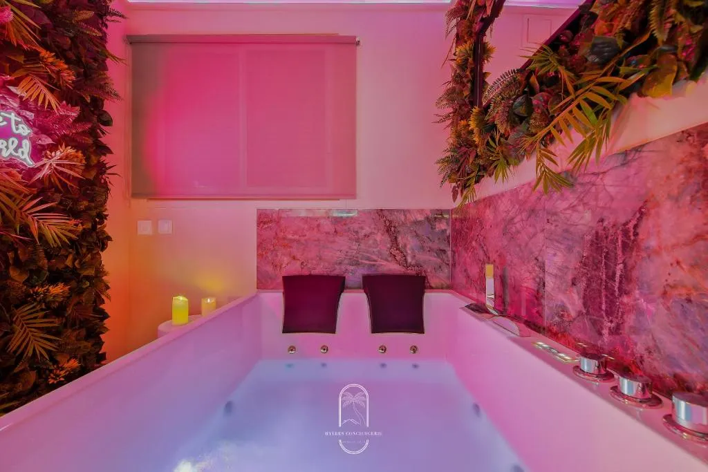 Appartement Jacuzzi Bali, gîte avec spa à Hyères - photo 3 sur 12