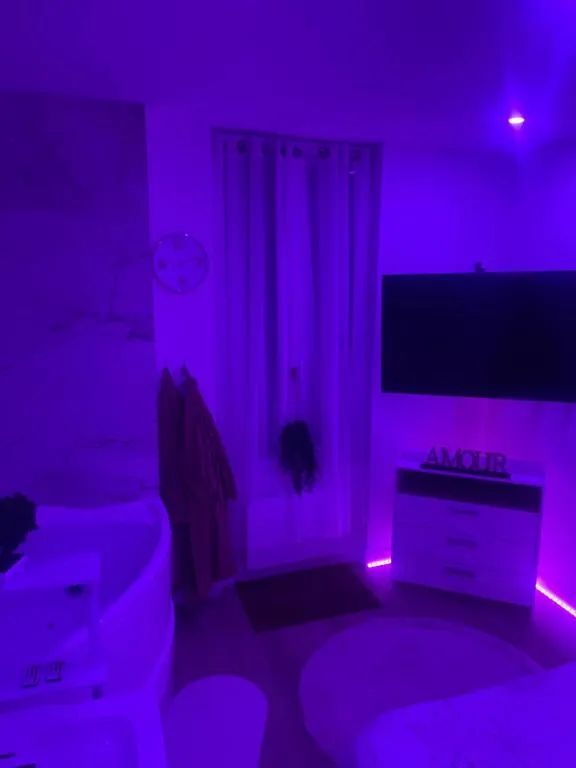 Appartement Jacuzzi Cité Gastronomique - Spa et balcon près du tram (Dijon, Côte-d'Or)