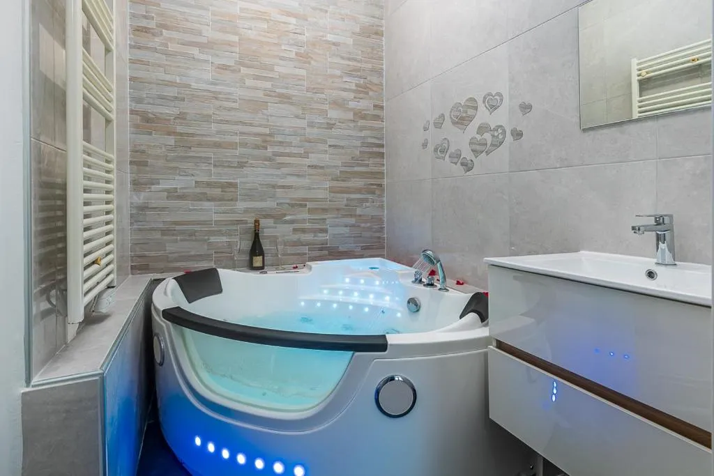 Appartement jacuzzi d'Asnières, gîte avec spa à Asnières-sur-Seine - photo 3 sur 12