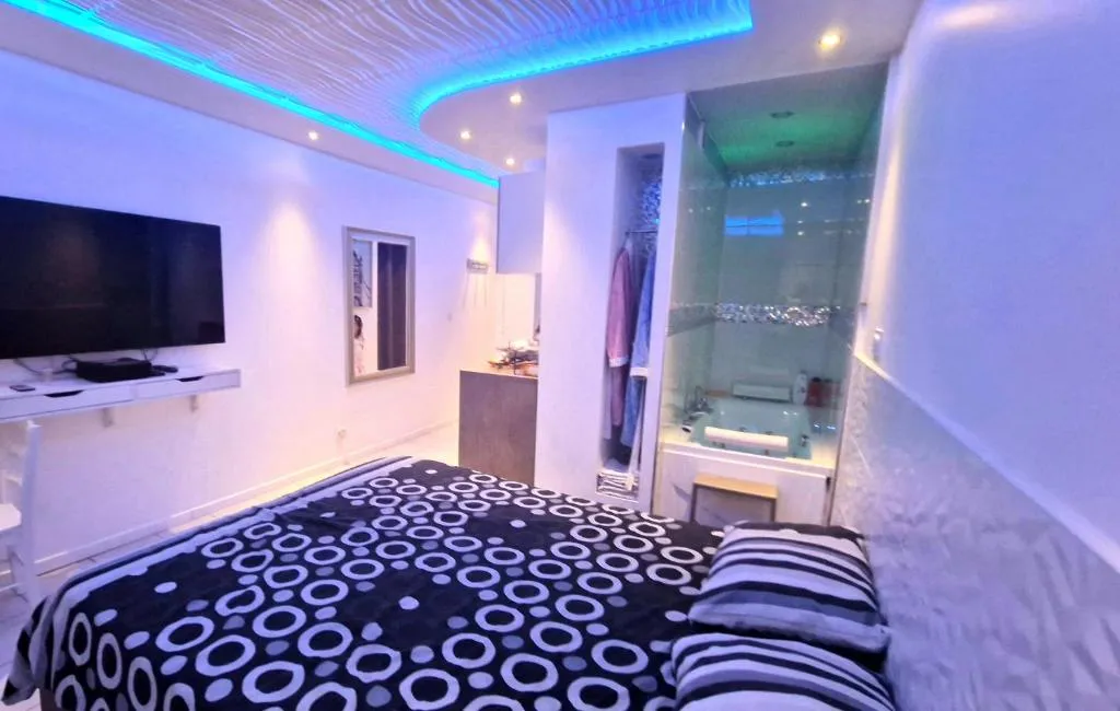 Appartement jacuzzi de Bron - Bain à remous à 8 km de Lyon Part-Dieu (Bron, Rhône)