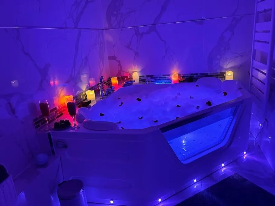 Appartement jacuzzi de La Celle-Saint-Cloud, gîte avec spa à La Celle-Saint-Cloud - photo 3 sur 12