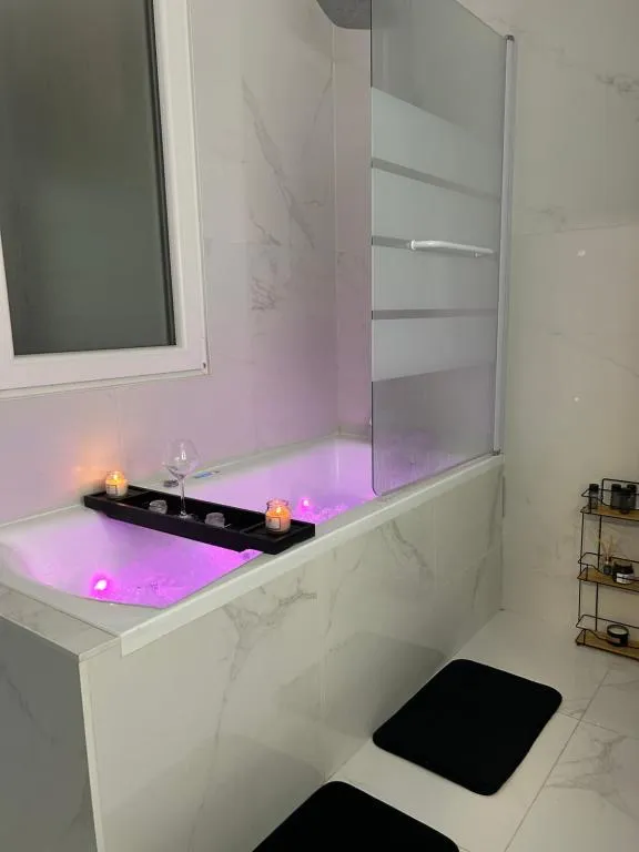 Appartement jacuzzi de la République - Bain à remous place de la République (Chalon-sur-Saône, Saône-et-Loire)