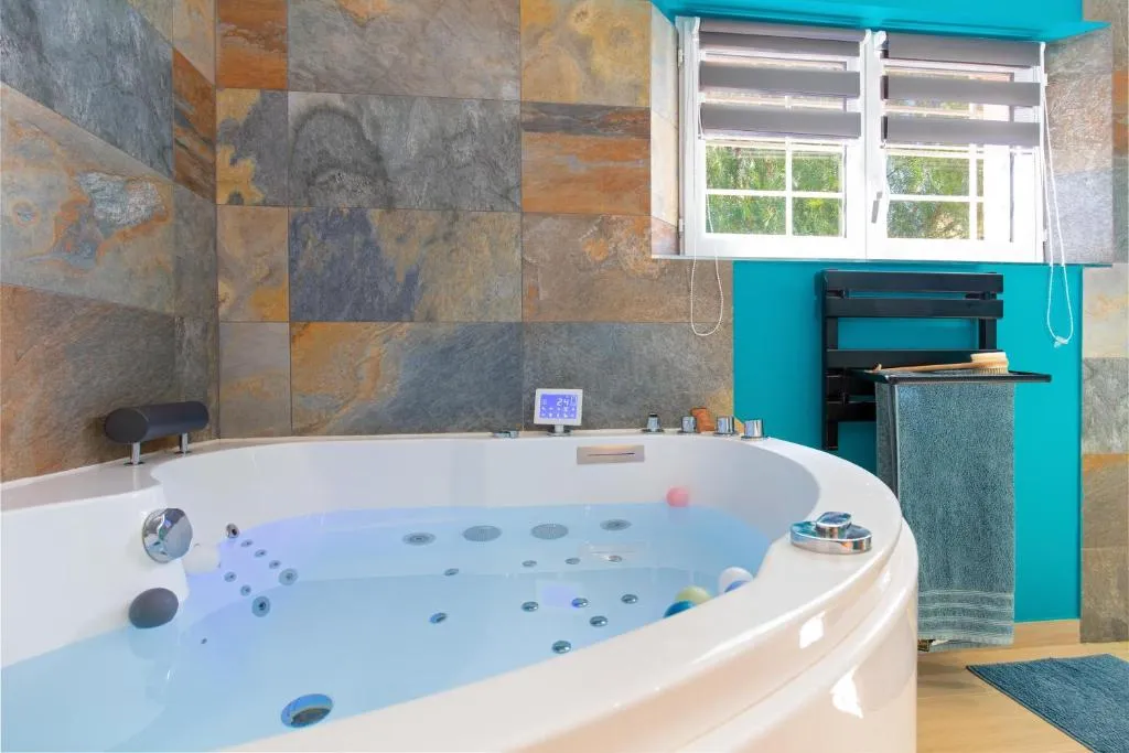 Appartement jacuzzi 4 étoiles, love room à Puget-sur-Argens - photo 3 sur 12