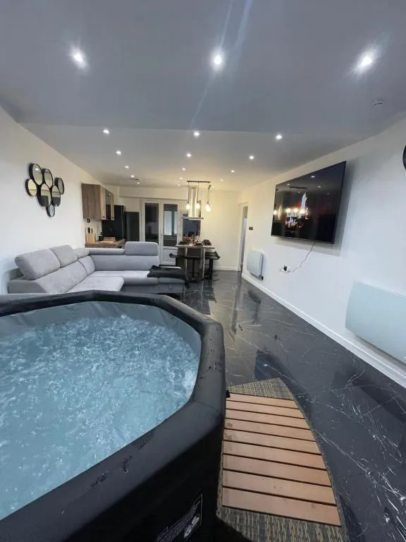 Appartement jacuzzi de Salies - séjour détente avec terrasse et balcon (Salies-de-Béarn, Pyrénées-Atlantiques)