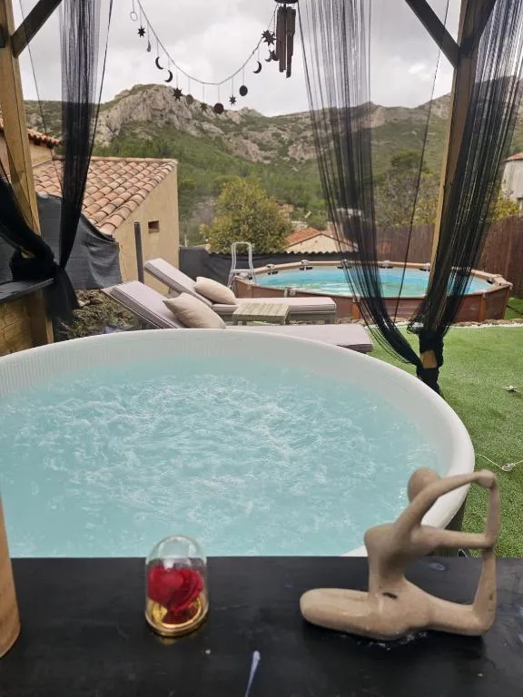 Appartement jacuzzi des Calanques, gîte avec spa à Marseille - photo 3 sur 12