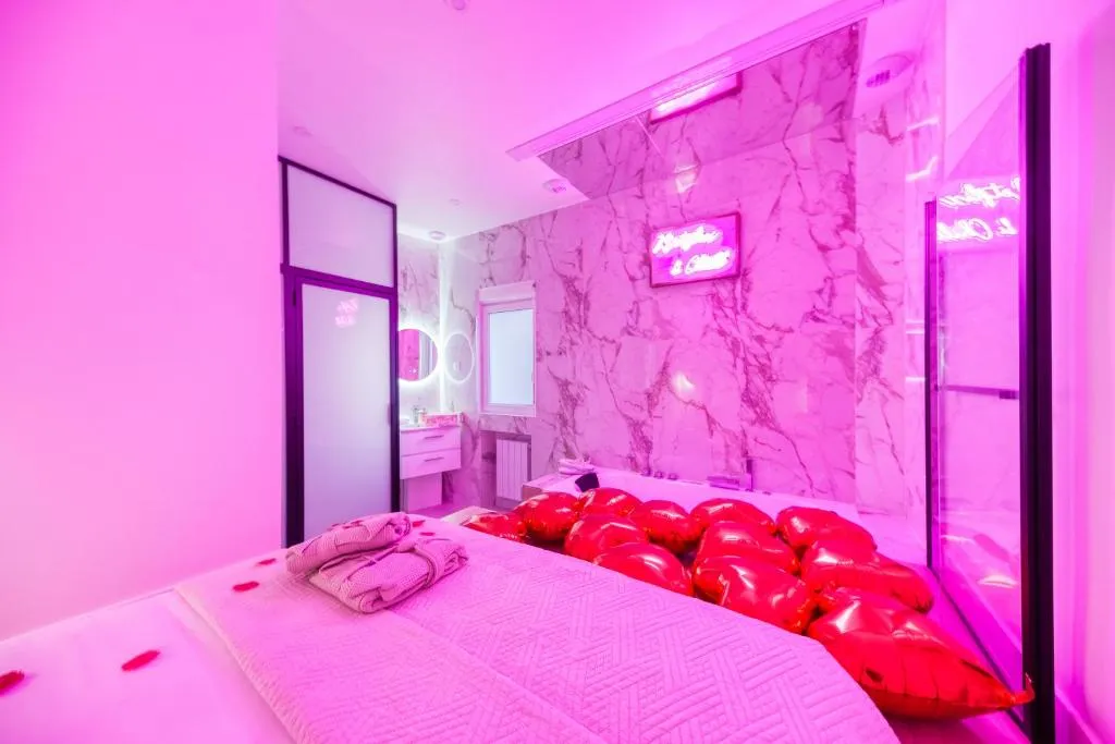 Appartement jacuzzi et home cinéma, gîte avec spa à Clichy - photo 2 sur 12