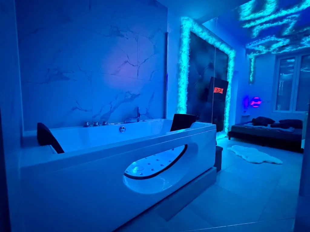 Appartement jacuzzi et Netflix, gîte avec spa à Villeurbanne - photo 2 sur 12