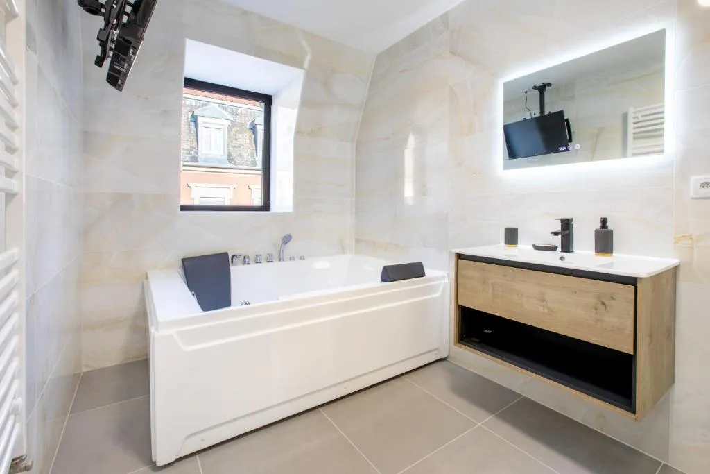 Appartement jacuzzi rue du Saule, gîte avec spa à Mulhouse - photo 3 sur 12