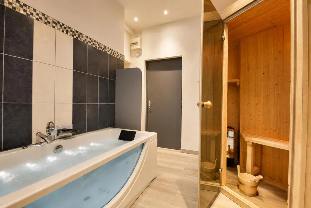 Appartement sauna et jacuzzi Charles III, gîte avec spa à Nancy - photo 3 sur 12