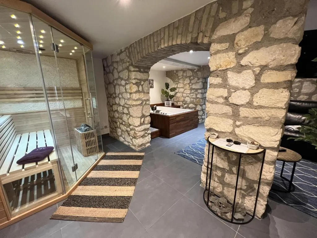 Appartement spa du centre de Reims, gîte avec spa à Reims - photo 3 sur 12