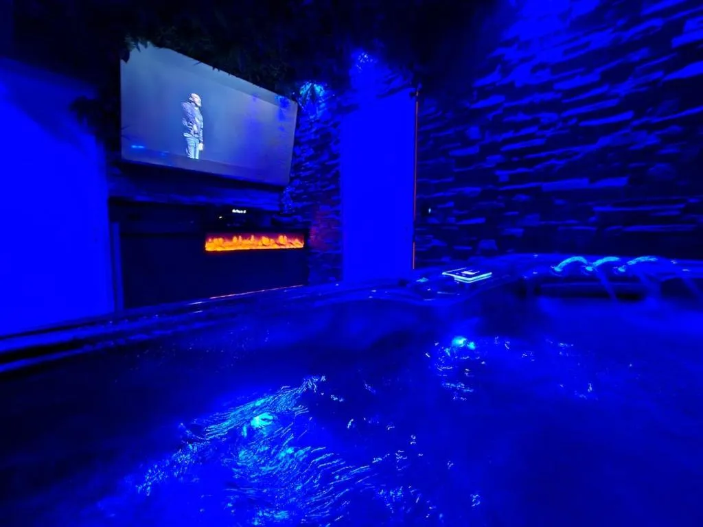 Appartement Spa et Salle Cinéma - Bain à remous et climatisation (Mieussy, Haute-Savoie)