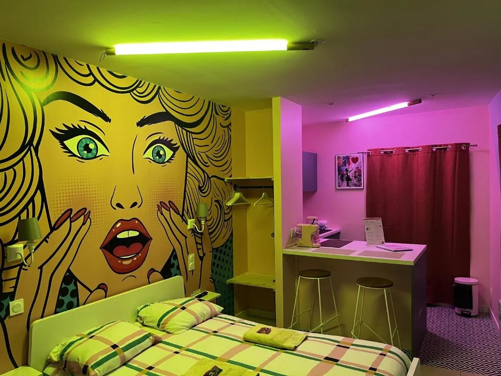 Atyp'Home Pop balnéo - appartement avec baignoire balnéo en centre-ville (Bourg-en-Bresse, Ain)