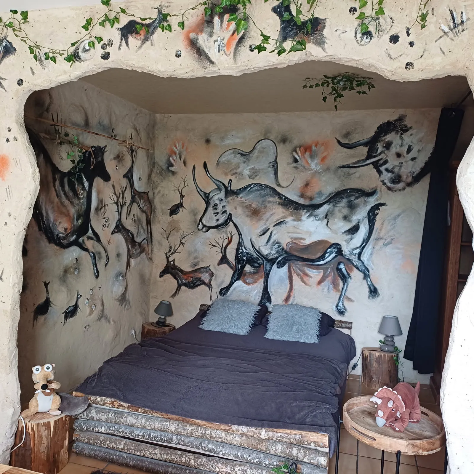 Australopitecus avec accès au jacuzzi 30 minutes, petit-déjeuner, repas du soir & massage bien-être 30 minutes par personne, chambre à thème à Saint-Geniès - photo 2 sur 11