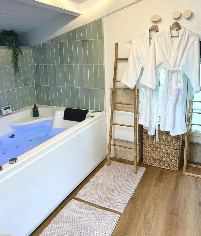 Balnéo et Cinéroom de Poitiers, gîte avec spa à Poitiers - photo 3 sur 12