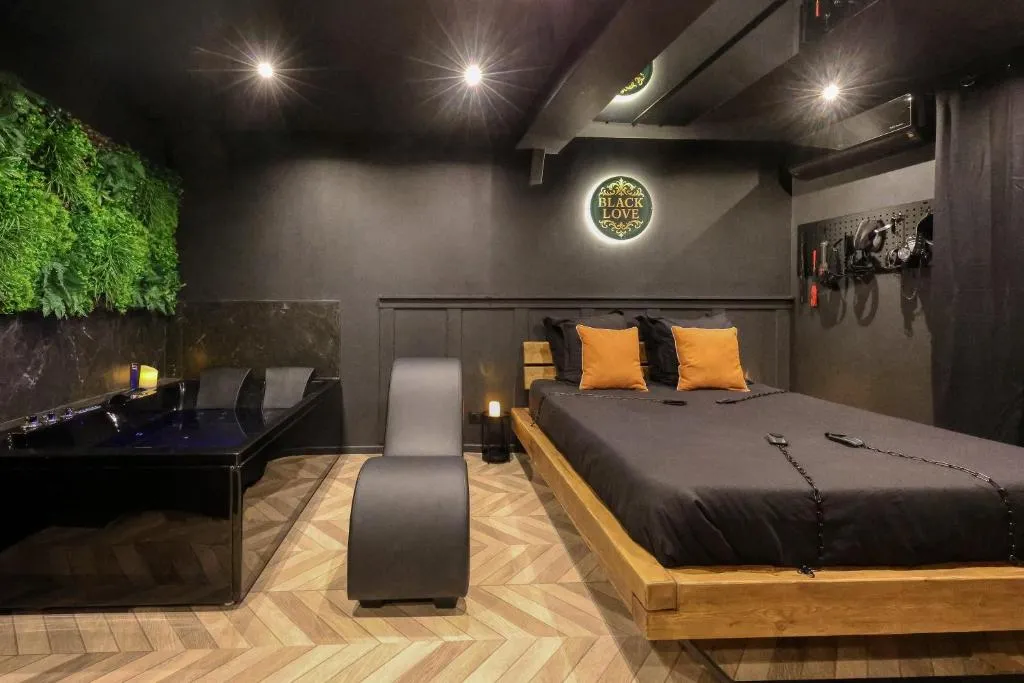 BlackLove Room - Bain à remous à 900 mètres de la plage (La Ciotat, Bouches-du-Rhône)