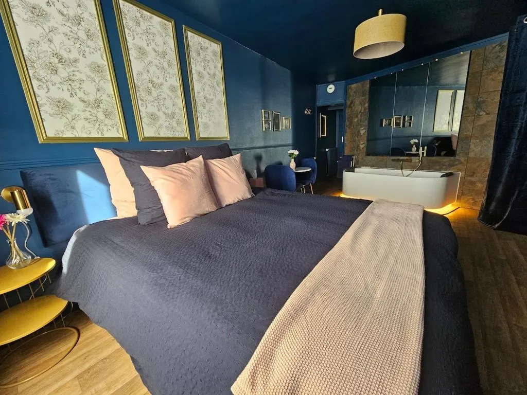 Blueroom d'Ablon - Suite avec balnéo privée à 2 km d'Orly (Ablon-sur-Seine, Val-de-Marne)