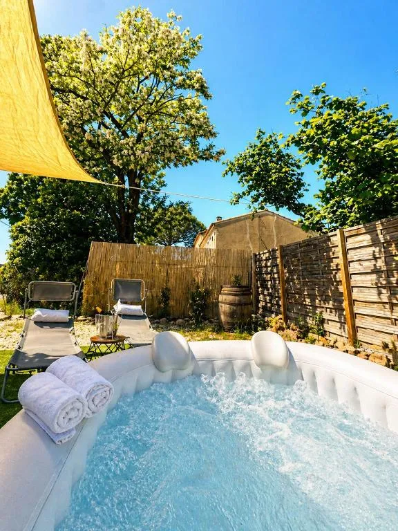 Bungalow La Moon - Jacuzzi et jardin privatif (La Crau, Var)