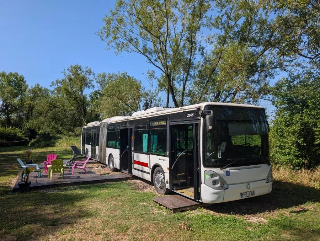 Bus insolite avec jacuzzi - Nuit atypique en Bourgogne (Saint-Usage, Côte-d'Or)