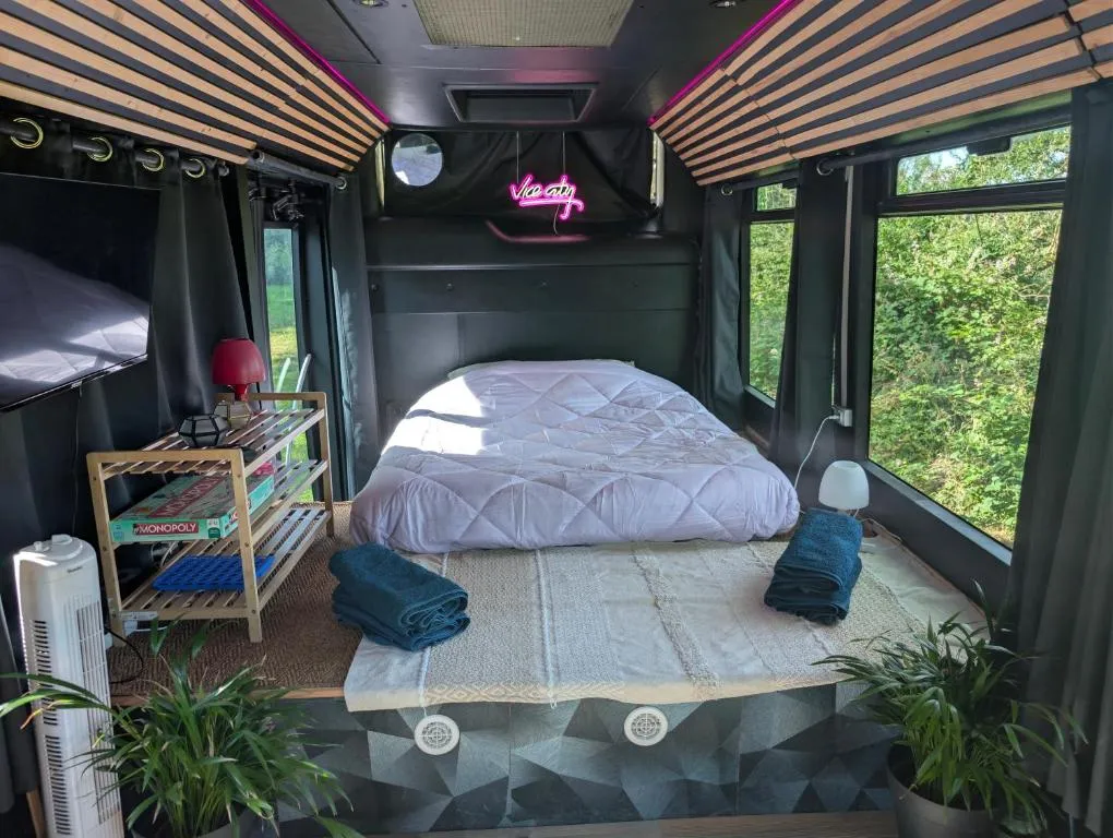 Bus insolite avec jacuzzi, gîte avec spa à Saint-Usage - photo 2 sur 12