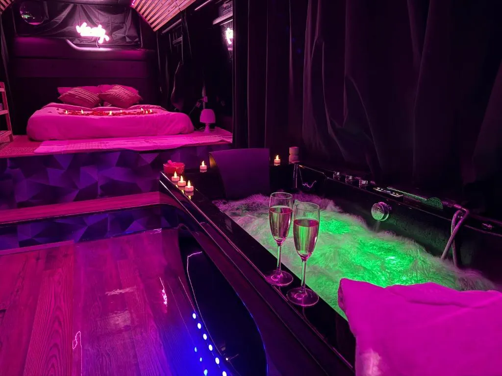 Bus insolite avec jacuzzi, gîte avec spa à Saint-Usage - photo 3 sur 12