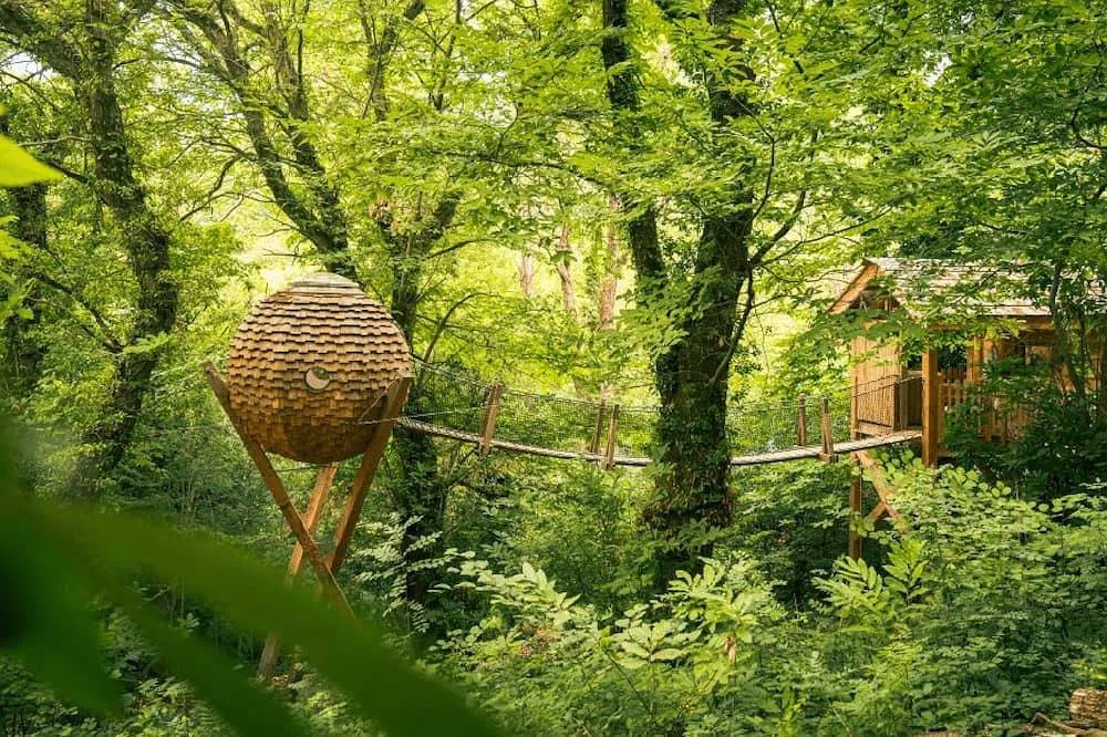 Cabane perchée de Gillonnay - Bain nordique et lit rond suspendu (Gillonnay, Isère)