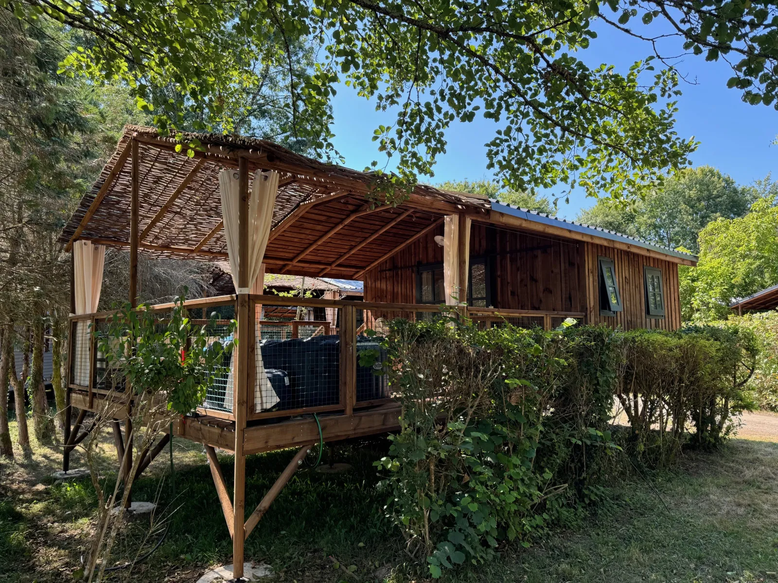 Cabane Romantique avec Jacuzzi - Camping le Périgord (Saint-Astier, Dordogne)