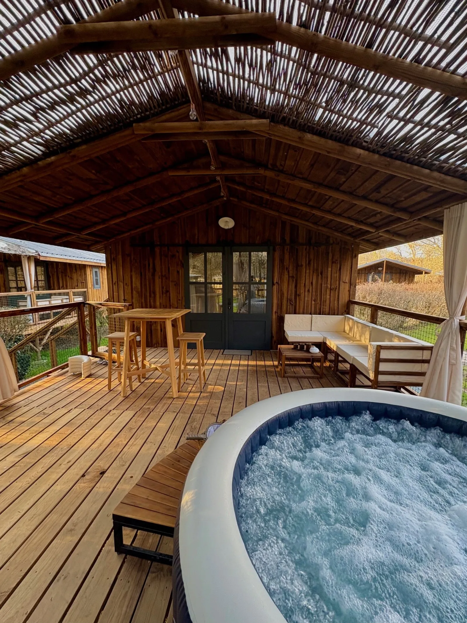 Cabane Romantique avec Jacuzzi, cabane à Saint-Astier - photo 2 sur 12