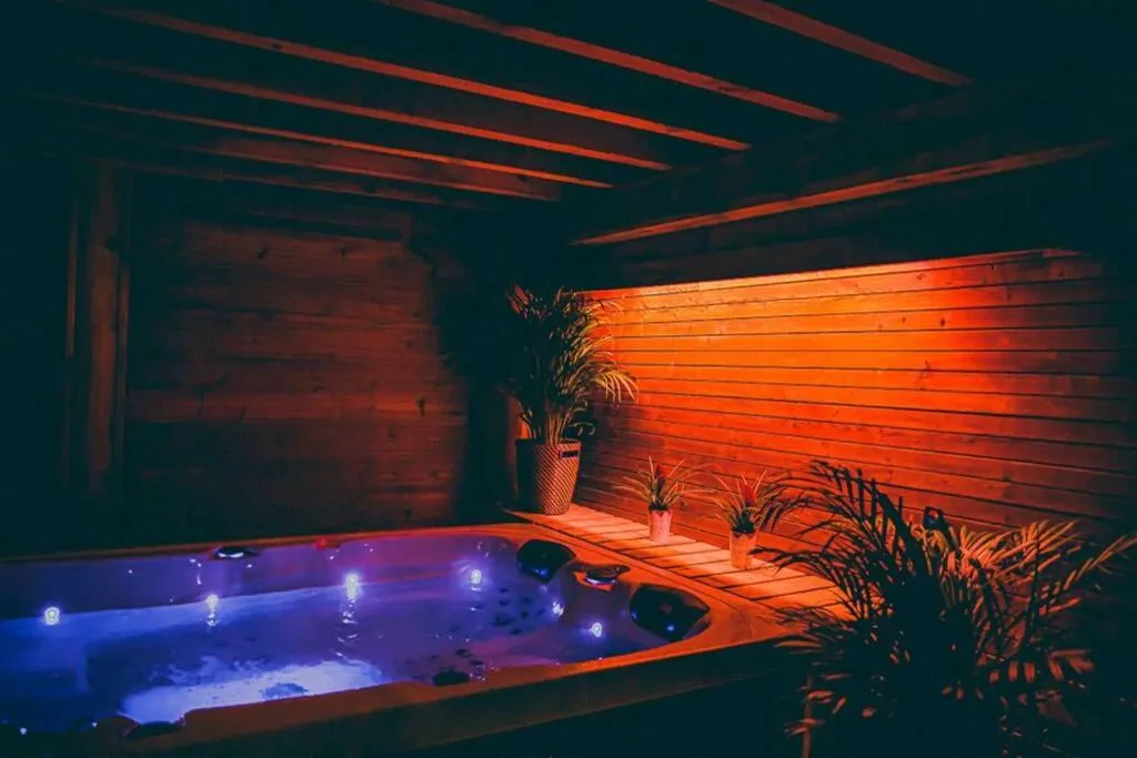 Cabanon Spa Privatif - Chalet avec piscine privée et jardin (Aye, Luxembourg)
