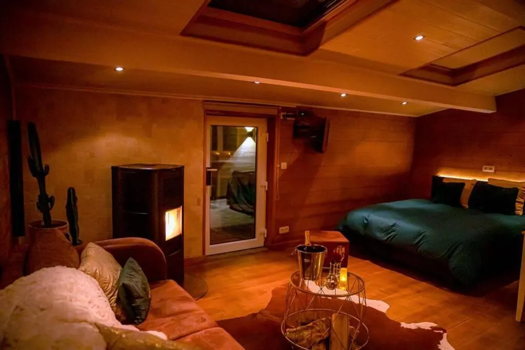 Cabanon Spa Privatif, gîte avec spa à Aye - photo 2 sur 12