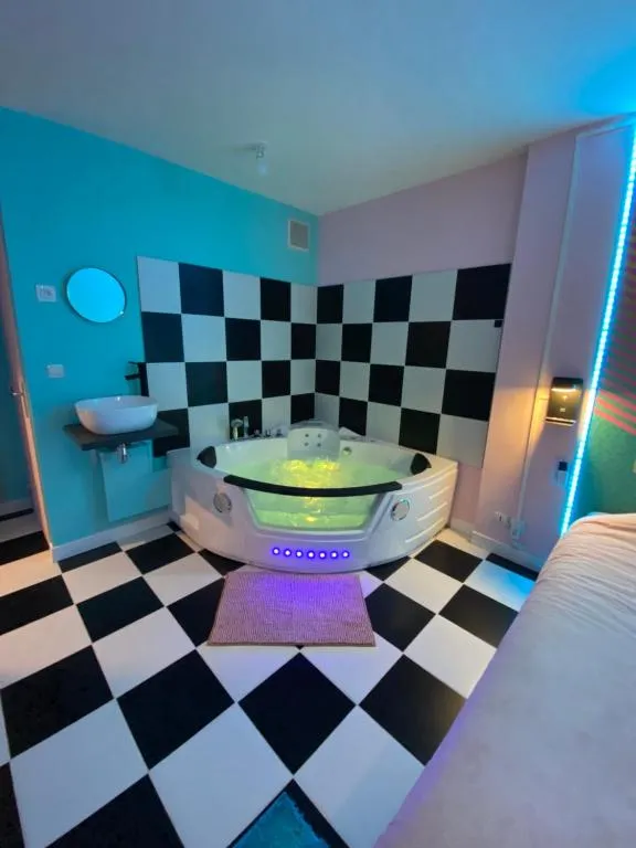 Capsule Miami Vice, gîte avec spa à Liévin - photo 3 sur 12