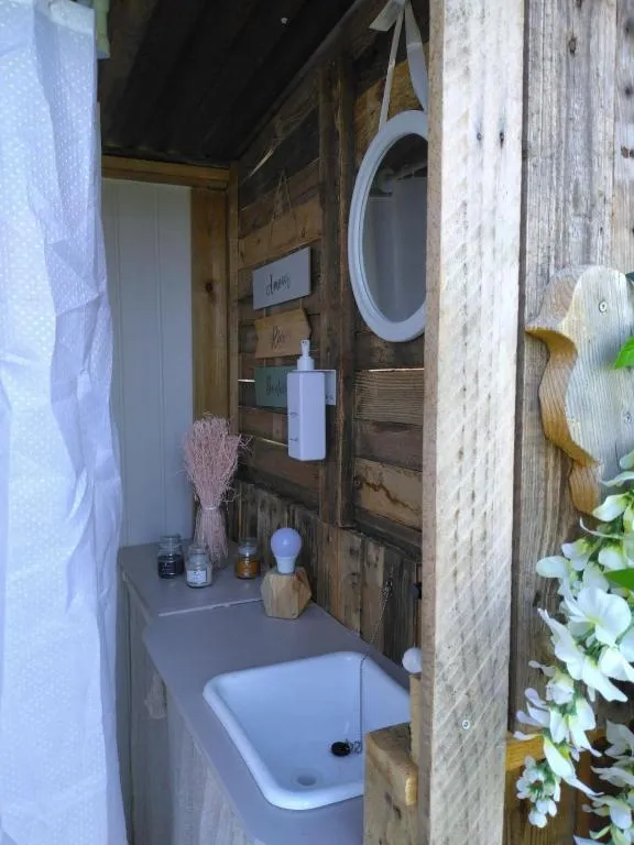 Caravane La Seventies, chambre à thème à Lapalisse - photo 3 sur 12