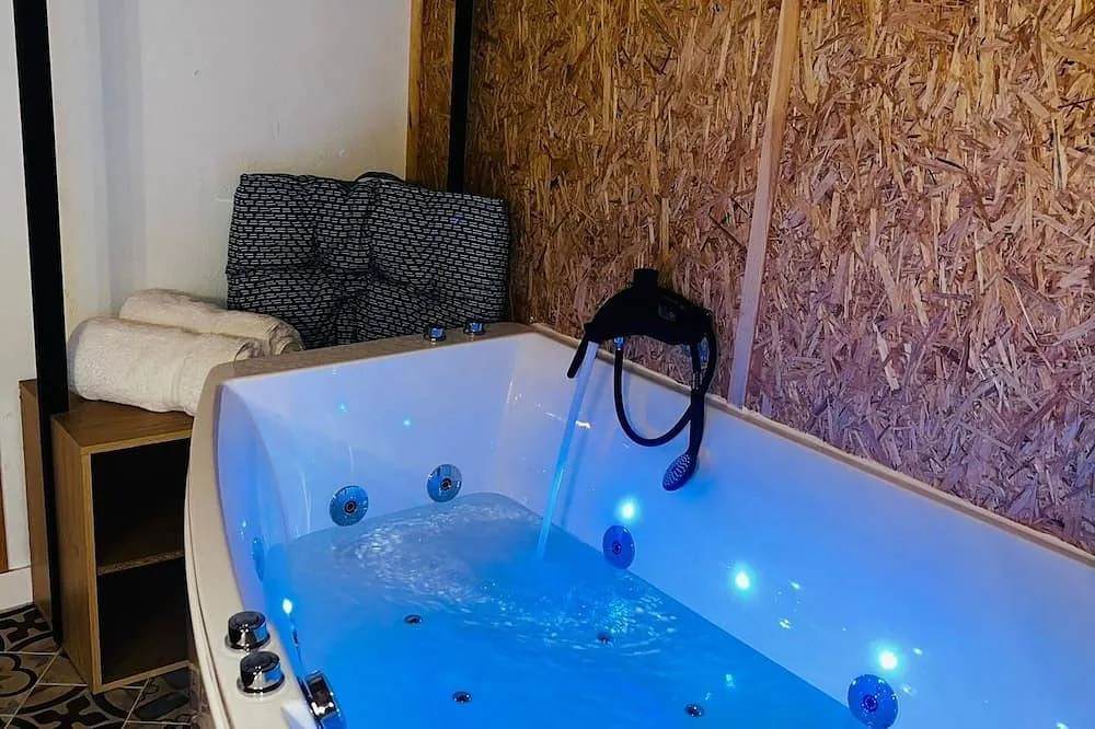 Chalet à bulles, gîte avec spa à Beaurepaire - photo 3 sur 12
