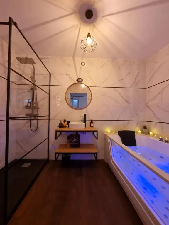 Chalet balnéo, gîte avec spa à Le Castellet - photo 3 sur 12