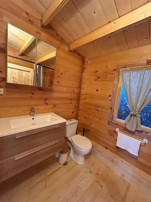 Chalet Bois Jacuzzi, gîte avec spa à Bessan - photo 3 sur 12
