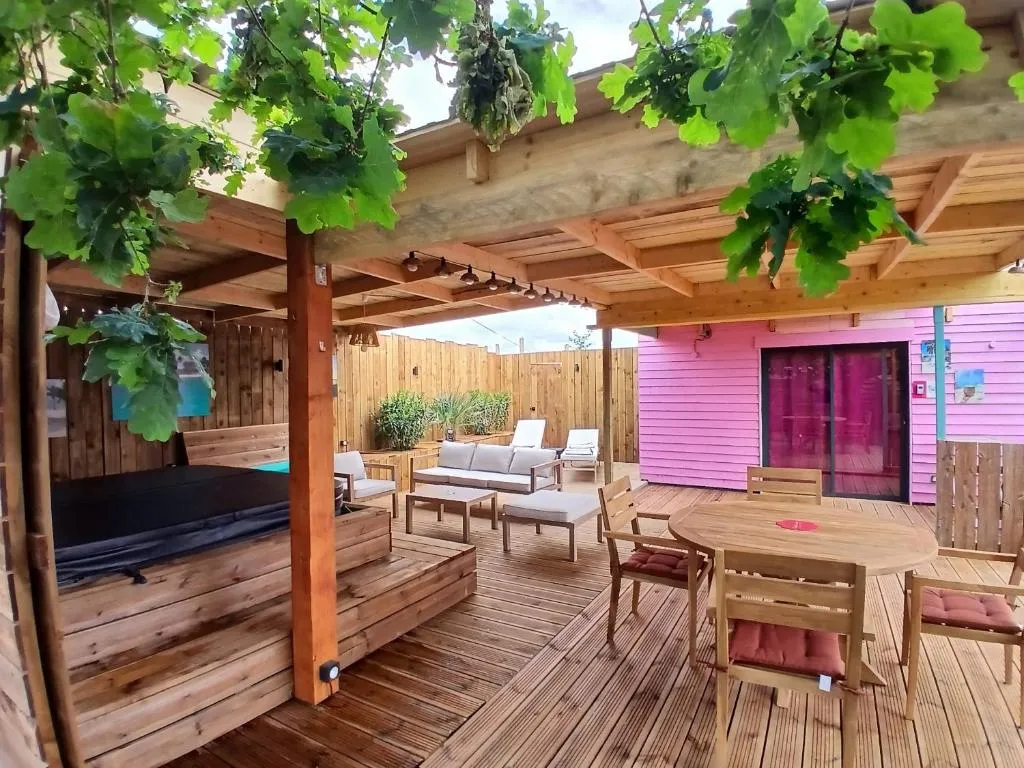 Chalet Caraïbes Spa Privatif - Deux chambres, bain à remous et piscine (Clermont-Créans, Sarthe)