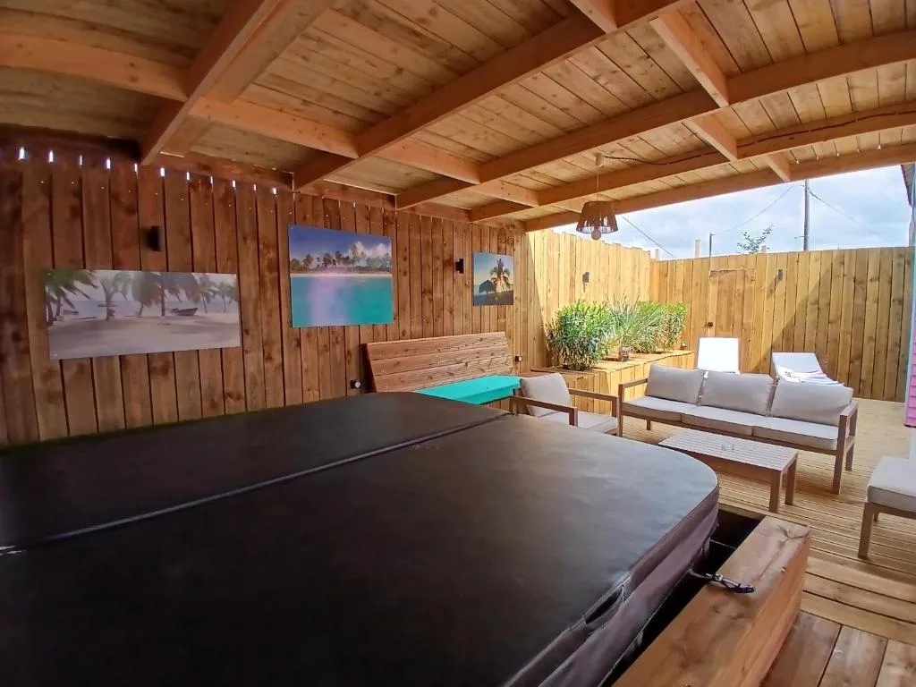 Chalet Caraïbes Spa Privatif, gîte avec spa à Clermont-Créans - photo 2 sur 12