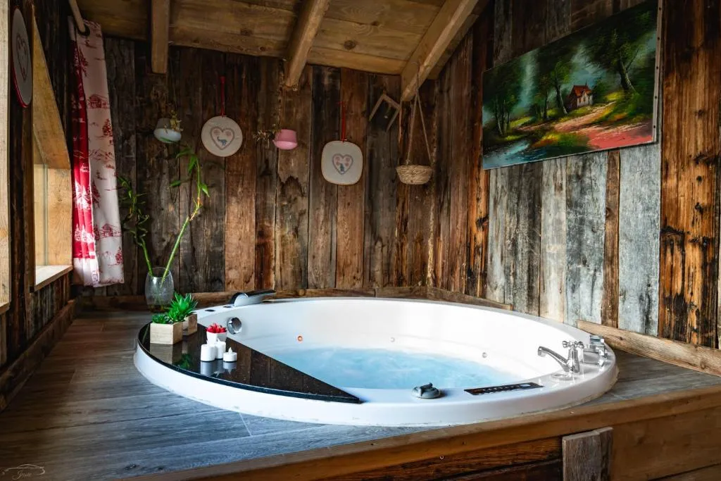 Chalet jacuzzi de Montchavin, gîte avec spa à La Plagne Tarentaise - photo 3 sur 12