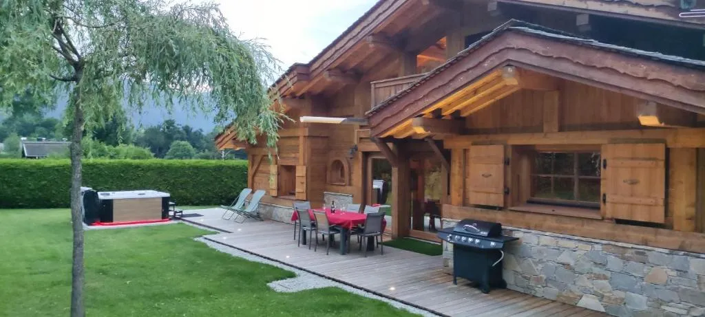 Chalet Kidou - grand confort et spa extérieur aux Bossons (Chamonix-Mont-Blanc, Haute-Savoie)