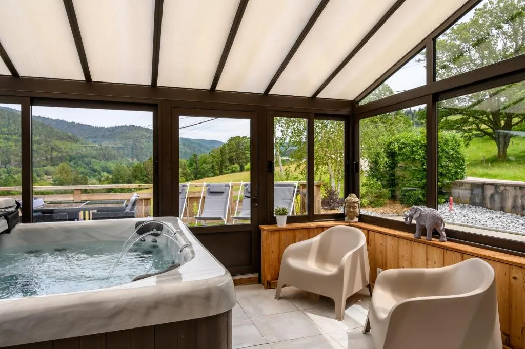 Chalet le Brusyna - Jacuzzi et terrasse face aux montagnes (Saint-Maurice-sur-Moselle, Vosges)