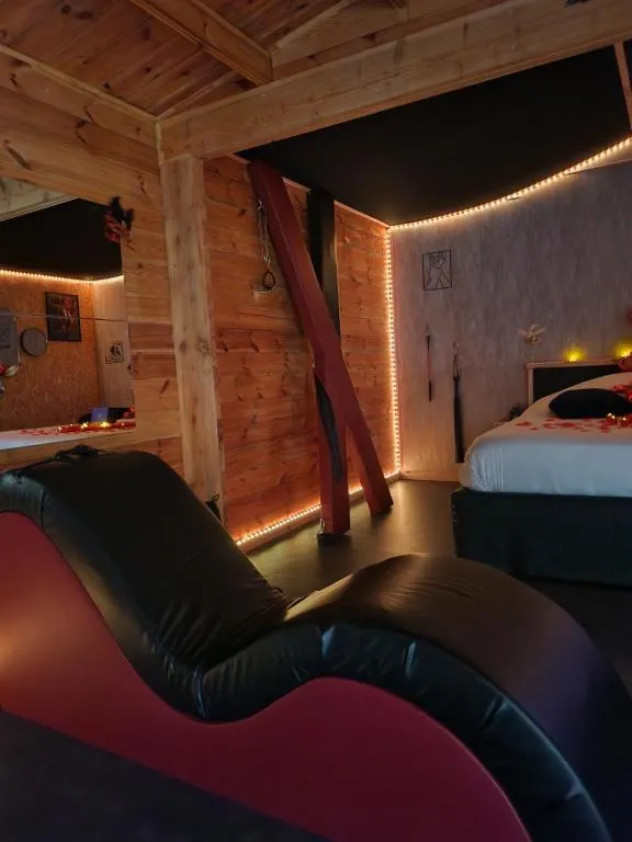 Chalet Le Secret, love room à Saint-Aigulin - photo 2 sur 12