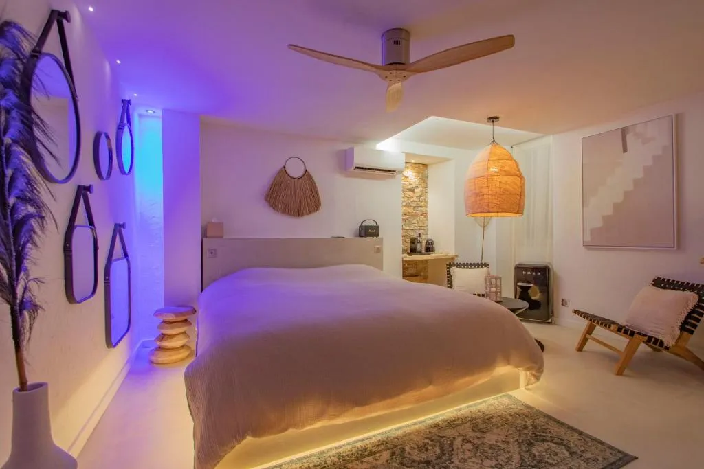Chambre Balnéo de Cuers, gîte avec spa à Cuers - photo 2 sur 12