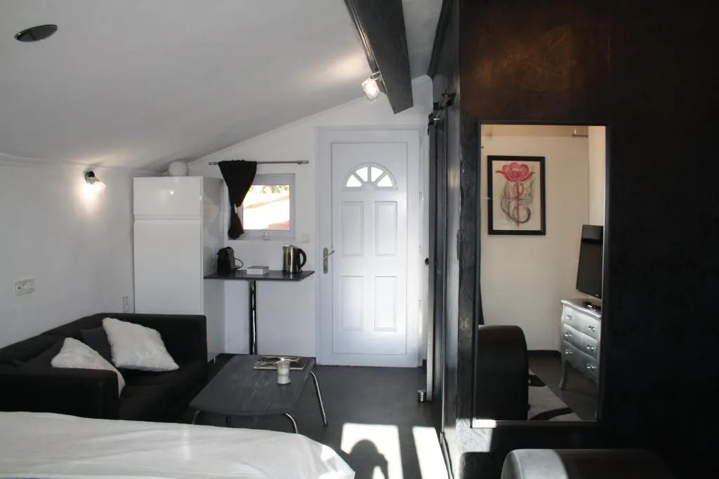 Chambre d'hôtes avec bain à remous et salon, gîte avec spa à Toulon - photo 2 sur 12